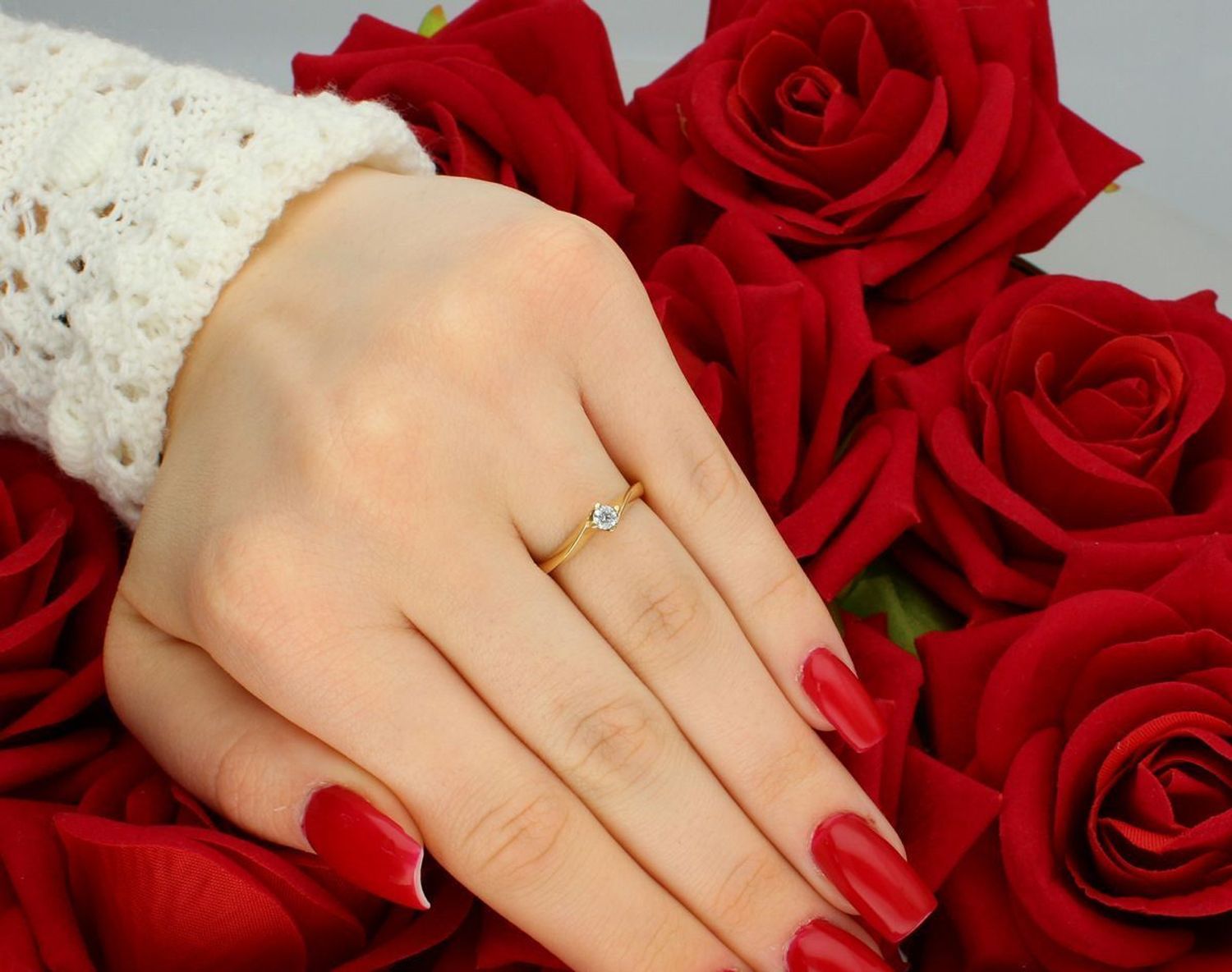 Złoty pierścionek damski próby 585 z cyrkonią. Idealny na zaręczyny, rozmiar 12, waga 1,97 g, szerokość elementu ozdobnego 4 mm, szerokość szyny 1 mm. Piękna biżuteria na wyjątkowe okazje.1.jpg